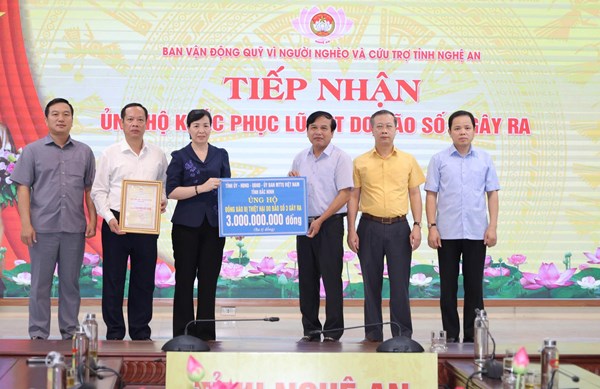 Đoàn công tác tỉnh Bắc Ninh trao hỗ trợ tỉnh Nghệ An 3 tỷ đồng khắc phục hậu quả mưa lũ
