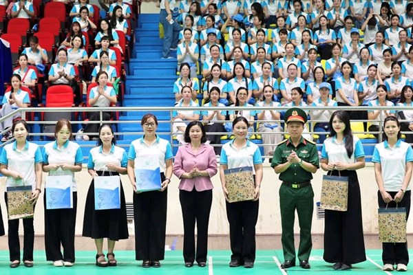 Phó Chủ tịch UBTƯ MTTQ Việt Nam, Chủ tịch Hội LHPNVN Nguyễn Thị Tuyến thăm, động viên khối Phụ nữ Việt Nam tham gia diễu hành A80