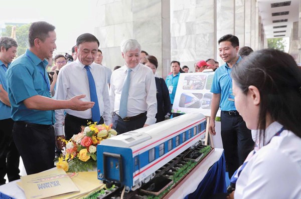Khích lệ, khen thưởng xứng đáng cho người lao động có nhiều sáng tạo, cống hiến, đóng góp cho doanh nghiệp, xã hội và đất nước