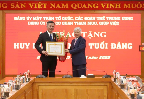 Đồng chí Đỗ Văn Chiến trao Huy hiệu 30 năm tuổi Đảng cho Phó Bí thư Đảng ủy MTTQ, các đoàn thể Trung ương Trần Thắng