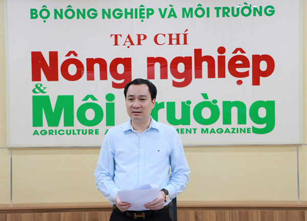 Các thành viên Hội đồng sơ khảo chấm giải công tâm, lựa chọn 30 tác phẩm báo in vào vòng chung khảo