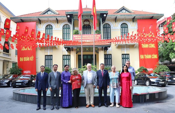 Phó Chủ tịch Hà Thị Nga tiếp Bí thư Đảng Cộng sản Anh Robert Griffiths