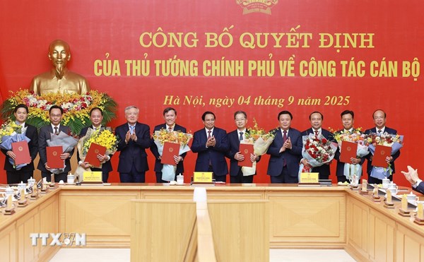 Thủ tướng trao Quyết định tiếp nhận, điều động, bổ nhiệm 8 lãnh đạo các bộ, cơ quan