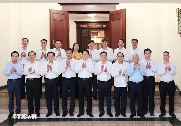 Bộ Chính trị cho ý kiến về công tác chuẩn bị Đại hội Đảng bộ Cà Mau và Hưng Yên