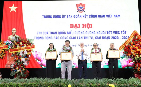 Lan tỏa ngàn đóa hoa người tốt việc tốt của đồng bào Công giáo trong vườn hoa muôn màu, muôn sắc của dân tộc Việt Nam