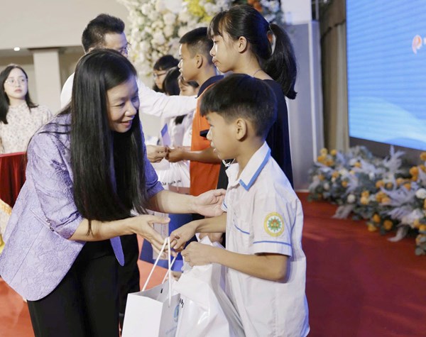 Hội LHPN Việt Nam trao 20 suất học bổng cho học sinh có hoàn cảnh khó khăn tại Phú Thọ