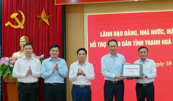 Thường trực Ban Bí thư Trần Cẩm Tú thăm hỏi, động viên Đảng bộ, chính quyền, Nhân dân tỉnh Thanh Hóa khắc phục hậu quả bão số 10