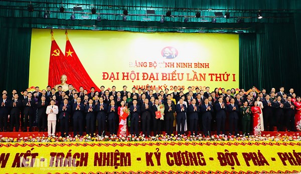 Đồng chí Lê Minh Hưng dự và chỉ đạo Đại hội đại biểu Đảng bộ tỉnh Ninh Bình lần thứ I