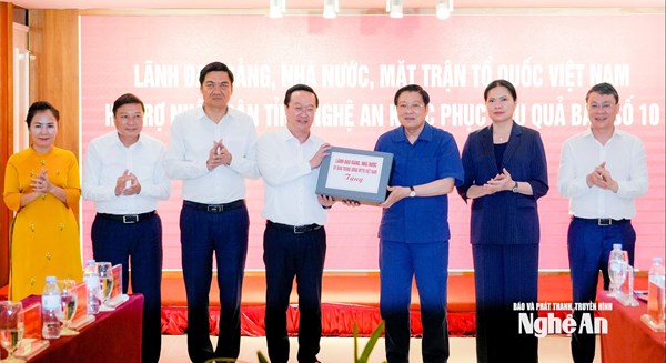 Đồng chí Phan Đình Trạc trao hỗ trợ của lãnh đạo Đảng, Nhà nước, MTTQ Việt Nam cho nhân dân tỉnh Nghệ An khắc phục hậu quả bão số 10