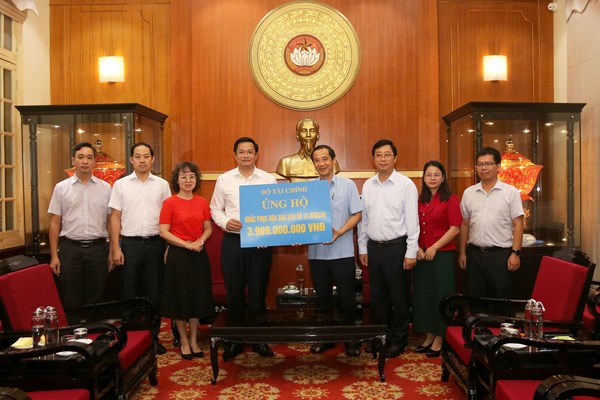 Bộ Tài chính ủng hộ số tiền 3,9 tỷ đồng gửi tới đồng bào các tỉnh, thành phố khắc phục hậu quả cơn bão số 10 gây ra