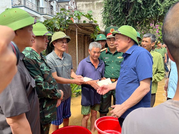Phó Thủ tướng Thường trực Chính phủ Nguyễn Hoà Bình kiểm tra, chỉ đạo khắc phục hậu quả mưa lũ tại Bắc Ninh