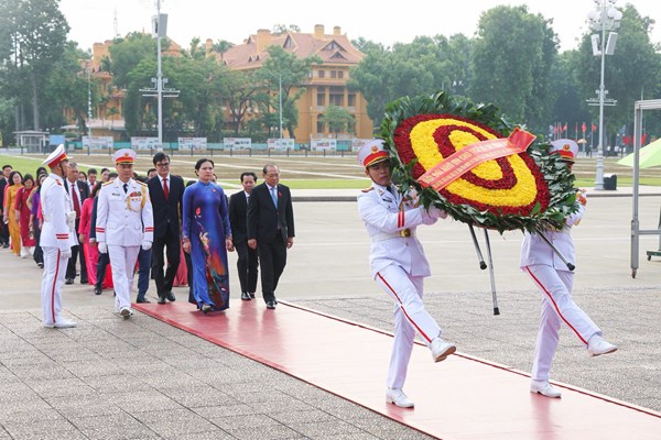 Đoàn đại biểu dự Đại hội thi đua yêu nước Cơ quan Ủy ban Trung ương MTTQ Việt Nam vào Lăng báo công dâng Bác