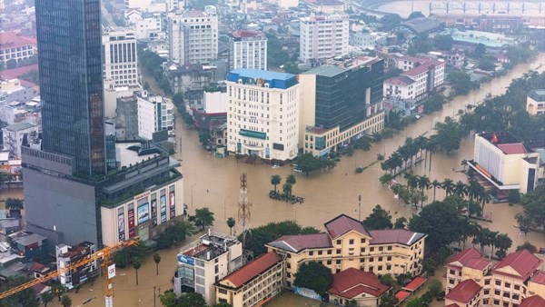 Thủ tướng ký Quyết định hỗ trợ khẩn cấp 350 tỷ đồng cho TP Huế, Quảng Trị, Quảng Ngãi khắc phục thiệt hại mưa lũ