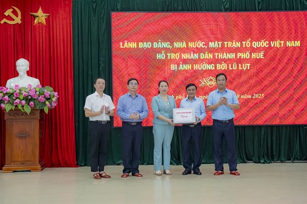 Thường trực Ban Bí thư Trần Cẩm Tú thăm, tặng quà hỗ trợ nhân dân thành phố Huế khắc phục hậu quả mưa lũ