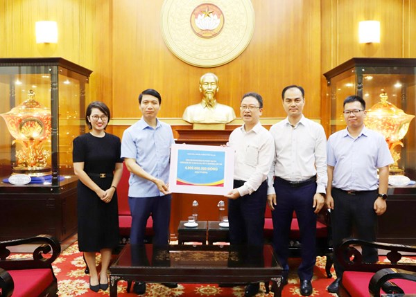 TỈNH GIA LAI TRAO SỐ TIỀN 10 TỶ ĐỒNG GỬI TỚI NHÂN DÂN CÁC TỈNH ĐANG CHỊU ẢNH HƯỞNG BỞI MƯA LŨ