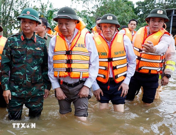 Tổng Bí thư chia sẻ về những thiệt hại do mưa lũ gây ra với người dân Huế