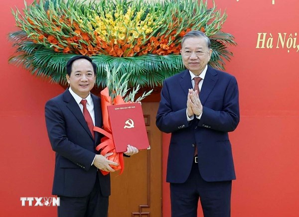 Tổng Bí thư Tô Lâm trao các quyết định của Bộ Chính trị về công tác cán bộ