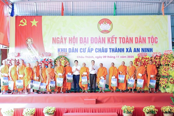 Chủ tịch Quốc hội Trần Thanh Mẫn dự Ngày hội Đại đoàn kết toàn dân tộc tại thành phố Cần Thơ