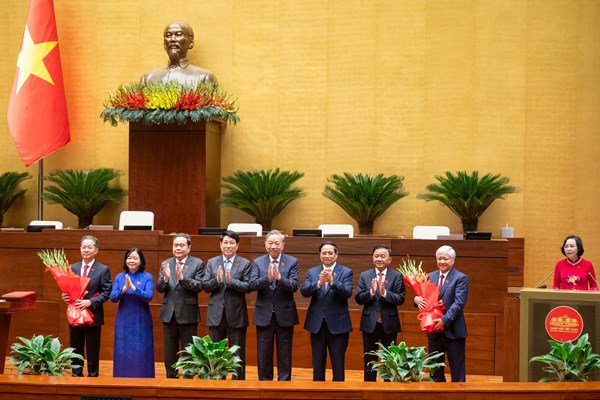 Tổng Bí thư Tô Lâm tặng hoa chúc mừng tân Phó Chủ tịch Quốc hội Đỗ Văn Chiến