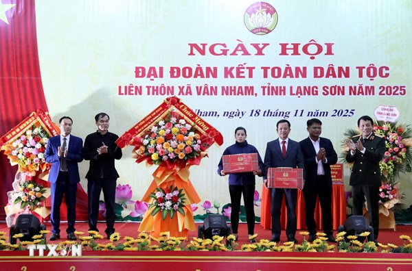Bộ trưởng Bộ Công an Lương Tam Quang dự Ngày hội Đại đoàn kết toàn dân tộc liên thôn xã Vân Nham, tỉnh Lạng Sơn 