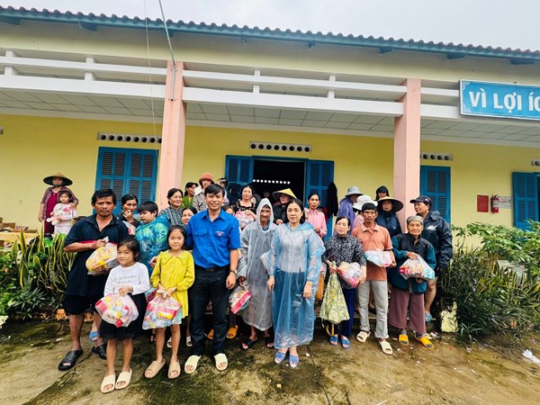 Ủy ban MTTQ Việt Nam tỉnh Khánh Hòa kịp thời hỗ trợ nhu yếu phẩm cho người dân vùng lũ