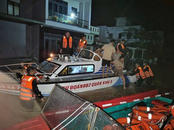 Tập trung tổng lực để cứu người, tuyệt đối không để người dân bị cô lập mà không được cứu giúp kịp thời