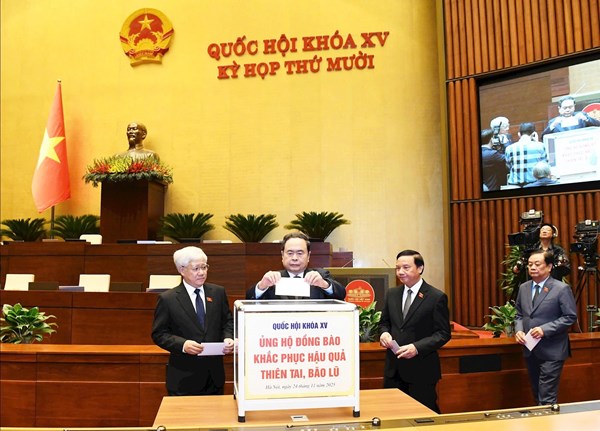 Ủy ban Thường vụ Quốc hội tổ chức quyên góp ủng hộ đồng bào khắc phục hậu quả thiên tai, bão lũ