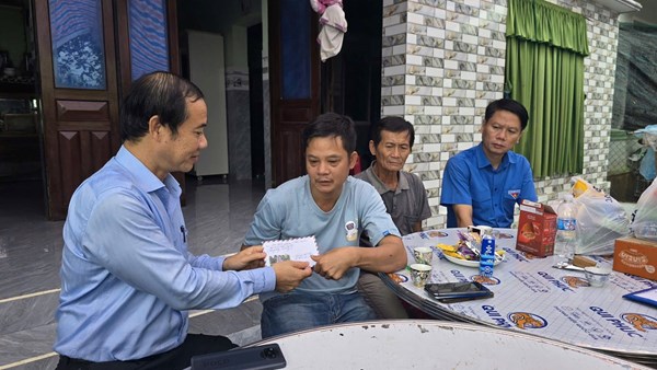 Phó Bí thư Đảng ủy MTTQ, các đoàn thể Trung ương Nguyễn Thái Học thăm hỏi, động viên nhân dân vùng lũ xã Tuy An Đông, Đắk Lắk