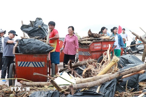 Cứu trợ đồng bào vùng lũ ở miền Trung: Hướng tới giai đoạn hỗ trợ tái thiết 