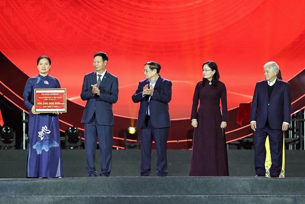 Thủ tướng kêu gọi chung sức đồng lòng, đồng cam cộng khổ, chia sẻ với đồng bào miền Trung