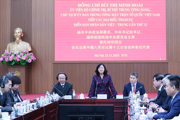 Chủ tịch Bùi Thị Minh Hoài tiếp Đoàn đại biểu tham dự Diễn đàn nhân dân Việt - Trung lần thứ 13