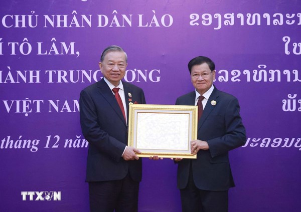 Lễ trao tặng Huân chương Vàng Quốc gia của Lào cho Tổng Bí thư Tô Lâm 