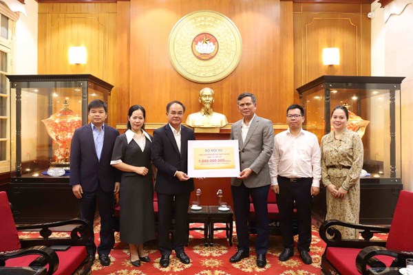 Bộ Nội vụ trao số tiền hơn 1 tỷ đồng ủng hộ đồng bào khu vực miền Trung, Tây Nguyên khắc phục hậu quả mưa, lũ