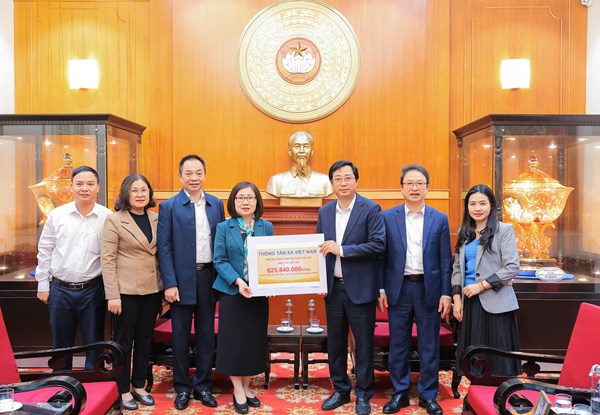 Thông tấn xã Việt Nam trao số tiền hơn 600 triệu đồng ủng hộ đồng bào miền Trung, Tây Nguyên khắc phục hậu quả thiên tai, bão lũ