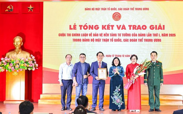 Đồng chí Bùi Thị Minh Hoài dự Lễ Tổng kết và trao giải Cuộc thi chính luận về bảo vệ nền tảng tư tưởng của Đảng lần thứ I