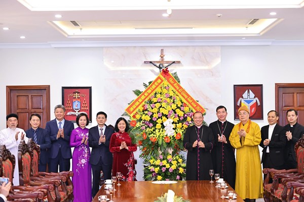 Chủ tịch Bùi Thị Minh Hoài thăm, chúc mừng Tòa Tổng Giám mục Tổng Giáo phận Hà Nội và Ủy ban Đoàn kết Công giáo Việt Nam