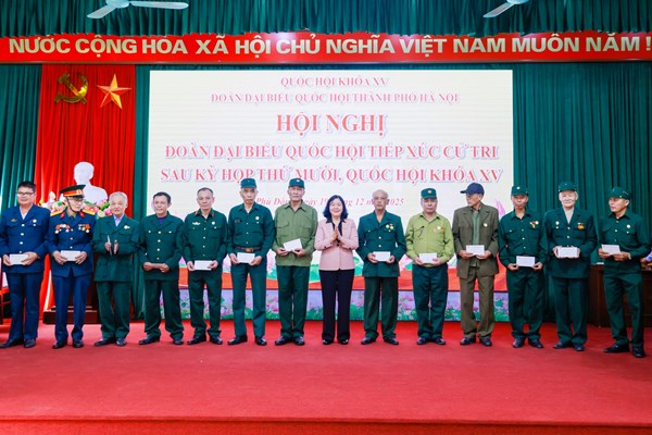 Chủ tịch Ủy ban Trung ương MTTQ Việt Nam Bùi Thị Minh Hoài tiếp xúc cử tri thành phố Hà Nội