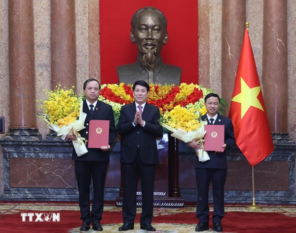 Chủ tịch nước trao quyết định bổ nhiệm hai Phó Chánh án Toà án nhân dân tối cao 