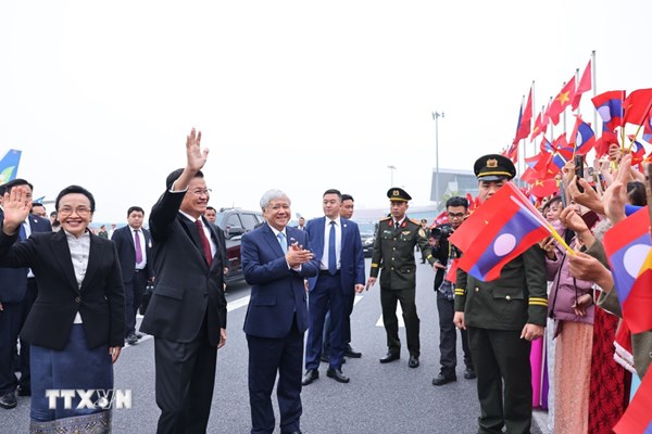 Tổng Bí thư, Chủ tịch nước Lào và Phu nhân đến Hà Nội, bắt đầu thăm cấp Nhà nước tới Việt Nam