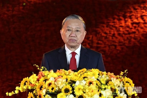 Tổng Bí thư dự Chương trình kỷ niệm 85 năm Ngày Bác Hồ về nước