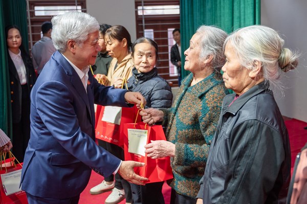 Phó Chủ tịch Thường trực Quốc hội Đỗ Văn Chiến tặng quà gia đình chính sách, người có hoàn cảnh khó khăn tỉnh Bắc Ninh 