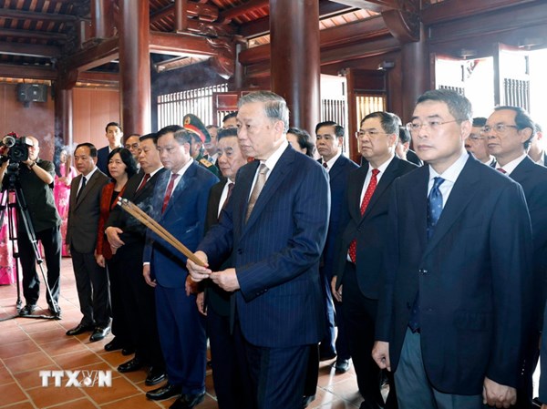 Tổng Bí thư Tô Lâm dâng hương tưởng niệm Chủ tịch Hồ Chí Minh tại Nghệ An