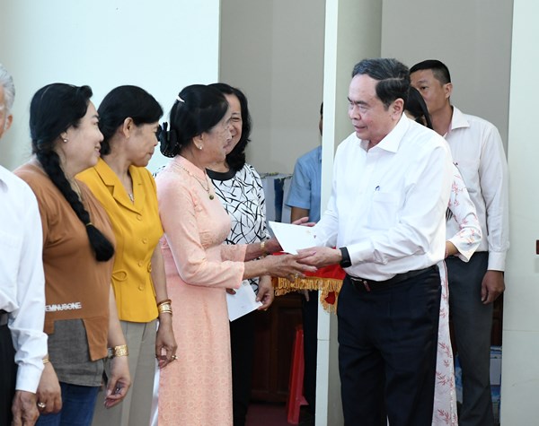 Chủ tịch Quốc hội Trần Thanh Mẫn thăm, tặng quà gia đình chính sách tại phường Bình Thủy, Cần Thơ 