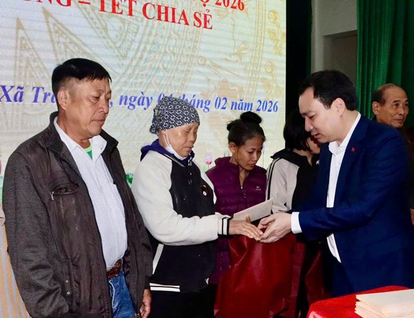 Hơn 100 suất quà Tết gửi tới hộ gia đình có hoàn cảnh khó khăn trên địa bàn xã Trần Phú