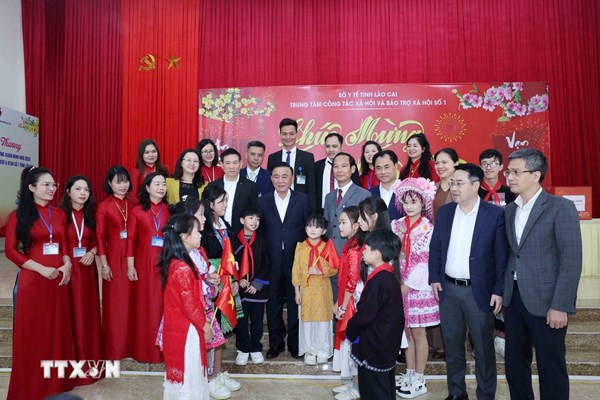 Thường trực Ban Bí thư Trần Cẩm Tú thăm, tặng quà Tết tỉnh Lào Cai 