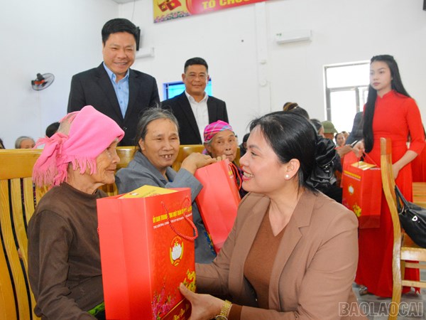 Phó Chủ tịch - Tổng Thư ký Ủy ban Trung ương MTTQ Việt Nam Hà Thị Nga thăm, tặng quà Tết tại xã Châu Quế, tỉnh Lào Cai