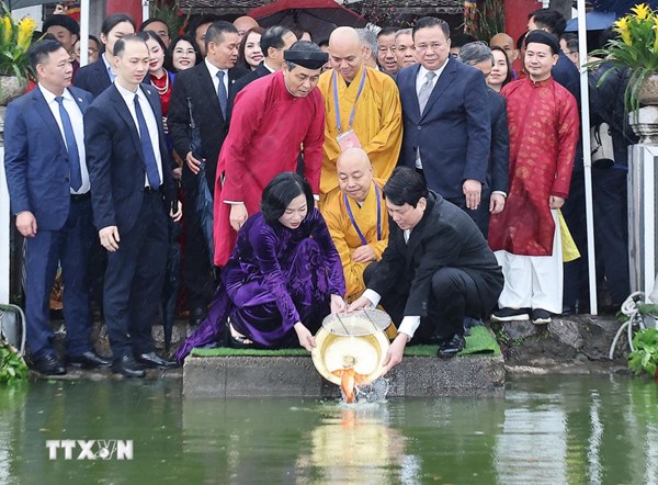 Chủ tịch nước Lương Cường cùng đại biểu kiều bào dâng hương tại Tượng đài Lý Thái Tổ và đền Ngọc Sơn