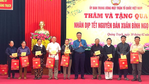 Phó Bí thư Đảng ủy MTTQ, các đoàn thể Trung ương Trần Thắng thăm, tặng quà Tết cho hộ nghèo trên địa bàn tỉnh Quảng Trị