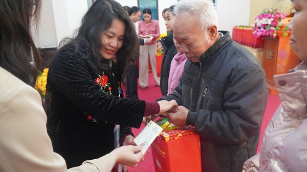 Phú Thọ: Những phần quà ý nghĩa với bà con trên địa bàn xã Văn Lang khi Tết đến, xuân về