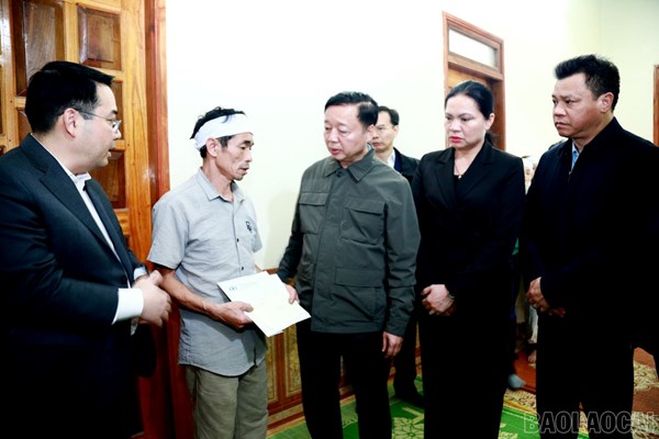 Lãnh đạo Chính phủ và Ủy ban Trung ương MTTQ Việt Nam thăm hỏi gia đình các nạn nhân vụ chìm tàu chở khách trên hồ Thác Bà